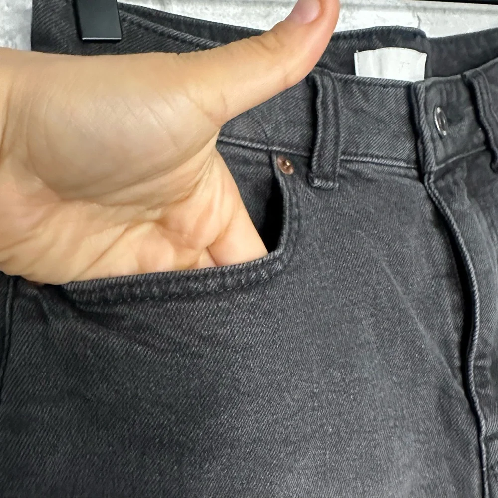 EUC H&M Women’s Black Denim Cut Off Shorts Size 6 / 26in Waist (No Size Tag) - Picture 3 of 16